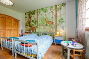 2 bedrooms, travel cot, free WiFi