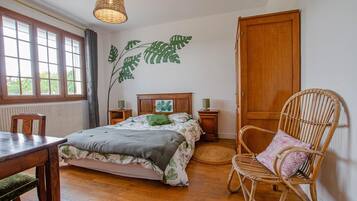 2 bedrooms, travel crib, free WiFi