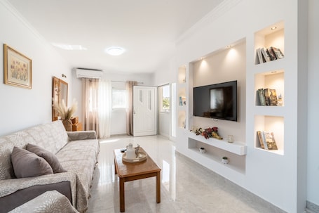 TV. Apartment 'Absinthia Fanes 1' with Mountain View, Wi-Fi and Air Conditioning