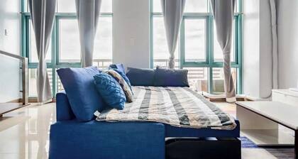 Cozy Loft Apartment in Eastwood City - 5 mins walk to the mall, with pool & gym!