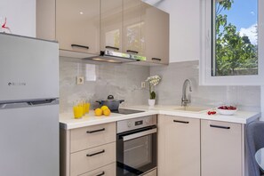 Frigorífic, forn, placa de cuina i cafetera i tetera