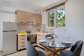 ثلاجة، فرن، موقد طهي مسطح، ماكينة لصنع القهوة/الشاي