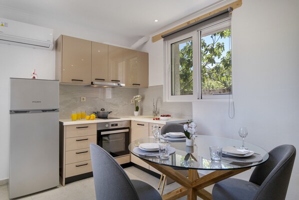 Frigorífic, forn, placa de cuina i cafetera i tetera