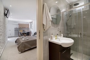 Shower, hair dryer, towels - Gkountis Garden Studio Apartment with Sea View, Shared Pool & Wi-Fi (Lefkada)