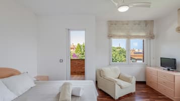 6 bedrooms, iron/ironing board, free WiFi, bed sheets