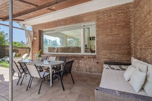 Outdoor dining - Villa 'Masnou' with Sea View, Wi-Fi and Air Conditioning (El Masnou)