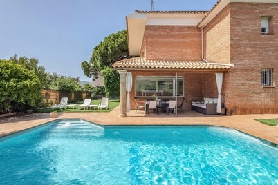 Villa 'Masnou' with Sea View, Wi-Fi and Air Conditioning