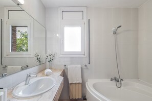 Shower, hair dryer, towels - Villa 'Masnou' with Sea View, Wi-Fi and Air Conditioning (El Masnou)