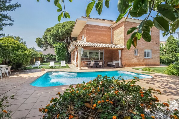 Pool - Villa 'Masnou' with Sea View, Wi-Fi and Air Conditioning (El Masnou)
