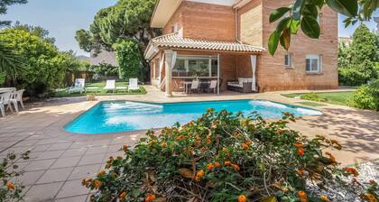 Villa 'Masnou' with Sea View, Wi-Fi and Air Conditioning