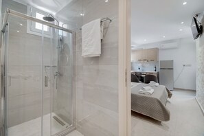 Dusche, Haartrockner, Handtücher
