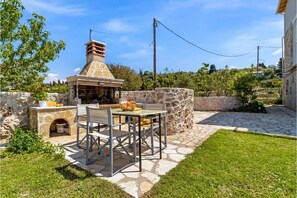 Outdoor dining - Gkountis Deluxe Studio Apartment with Sea View, Shared Pool & Wi-Fi (Lefkada)
