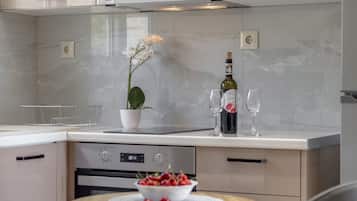 Fridge, oven, stovetop, coffee/tea maker