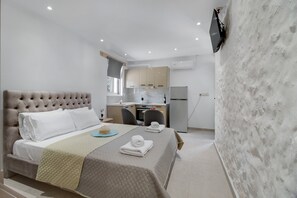 1 bedroom, iron/ironing board, free WiFi, bed sheets - Gkountis Deluxe Studio Apartment with Sea View, Shared Pool & Wi-Fi (Lefkada)