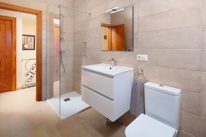 Shower, hair dryer, towels - Holiday Home 'Villa Ju-mi' with Mountain View and Wi-Fi (Puente de Salia)