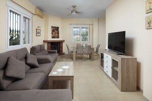 TV - Holiday Home 'Villa Ju-mi' with Mountain View and Wi-Fi (Puente de Salia)