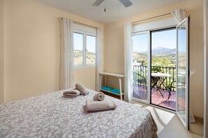 2 bedrooms, iron/ironing board, free WiFi, bed sheets - Holiday Home 'Villa Ju-mi' with Mountain View and Wi-Fi (Puente de Salia)
