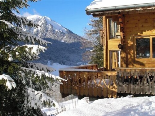 Chalet traditionnel et familial, grande terrasse et belle vue sur la montagne