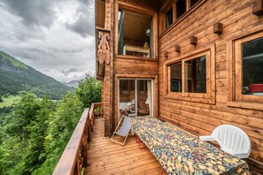 Outdoor dining - Chalet 'La Rissole -  Familial' with Mountain View, Private Terrace and Private Garden (Châtel)