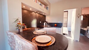 Dining - Brittany Dream in Perros-Guirec – Sea View, Private Terrace, Perfect for Remote Work – High-Speed Wi-Fi (Perros-Guirec)