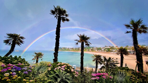 A beach with palm trees and a rainbow. - Brittany Dream in Perros-Guirec – Sea View, Private Terrace, Ideal for Remote Work – High-Speed Wi-Fi (Perros-Guirec)
