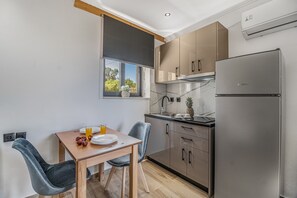 Fridge, stovetop, coffee/tea maker, electric kettle