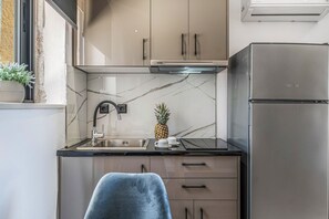 Fridge, stovetop, coffee/tea maker, electric kettle