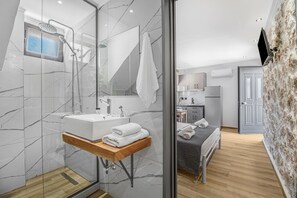 Douche, sèche-cheveux, serviettes fournies