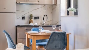 咖啡機/沖茶器、雪櫃、爐具、廚房用具/餐具/器皿