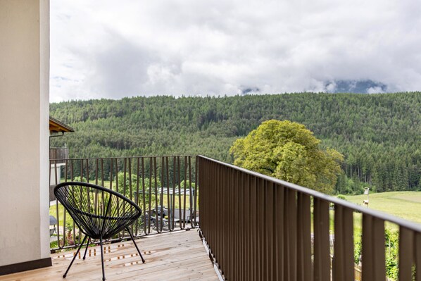 Property grounds - Apartment '6' with Mountain View, Shared Pool and Wi-Fi (Issengo)