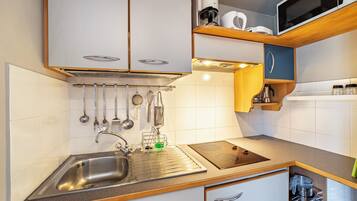 Kühlschrank, Mikrowelle, Herdplatte, Geschirrspüler