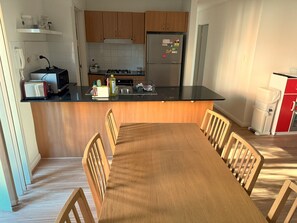 Dining - A quiet oasis (w parking) near city, train, airport, shops, eatery. (Erskineville)