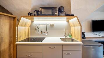 Frigorifero, microonde, piano cottura, lavastoviglie