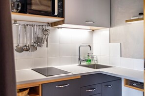 Kjøleskap, mikrobølgeovn, kokeplater og oppvaskmaskin