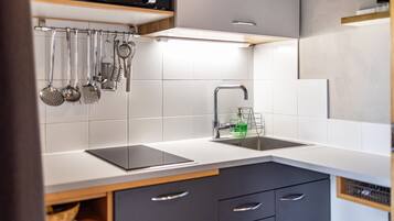 Frigorifero, microonde, piano cottura, lavastoviglie