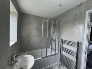 Regadera, secadora de cabello, toallas, jabón