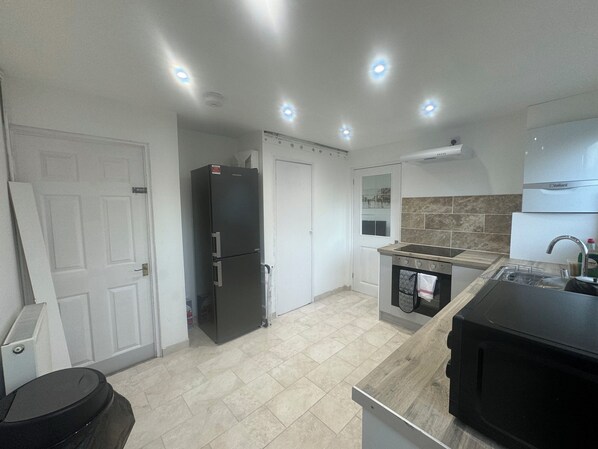 Refrigerador, microondas, horno y parrilla de estufa