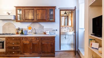 Fridge, oven, stovetop, coffee/tea maker