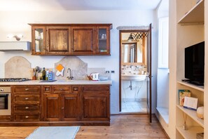 Een koelkast, een oven, een kookplaat, een koffiezetapparaat/waterkoker