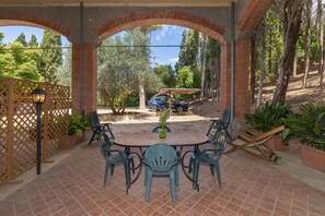 Outdoor dining - Apartment 'Villa I Tigli - Geranium' with Shared Pool, Wi-Fi and Air Conditioning (Campiglia Marittima)