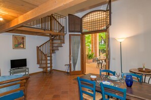 Dining - Apartment 'Villa I Tigli - Pansy' with Shared Pool, Wi-Fi and Air Conditioning (Campiglia Marittima)