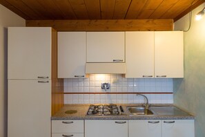 Réfrigérateur, micro-ondes, plaque de cuisson, bouilloire électrique