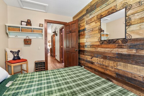 Boondocks Bungalow | Hocking Hills, 18 Acres, Pond