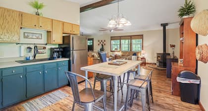 Boondocks Bungalow | Hocking Hills, 18 Acres, Pond