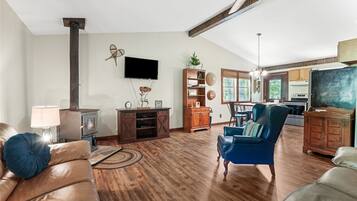 TV, fireplace, DVD player, books
