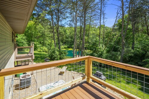 Boondocks Bungalow | Hocking Hills, 18 Acres, Pond