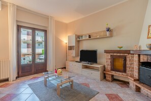 TV, DVD player - Holiday Home 'Tuscany Relax Con Giardino' with Private Garden, Wi-Fi and Air Conditioning (Pieve A Nievole)