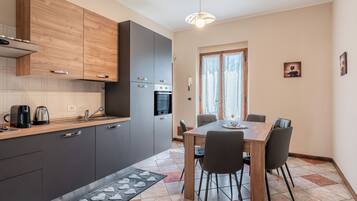 Kühlschrank, Ofen, Herdplatte, Wasserkocher mit Kaffee-/Teezubehör