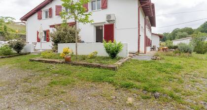 Apartment 'Gte Oihana Class 3 Au Coeur Du Pays' with Private Terrace, Private Garden and Wi-Fi