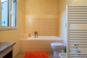 Douche, sèche-cheveux, serviettes fournies